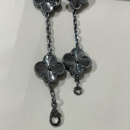 [Luna Brilliance]CLOVER 5 MOTIF BLACK BRACELET