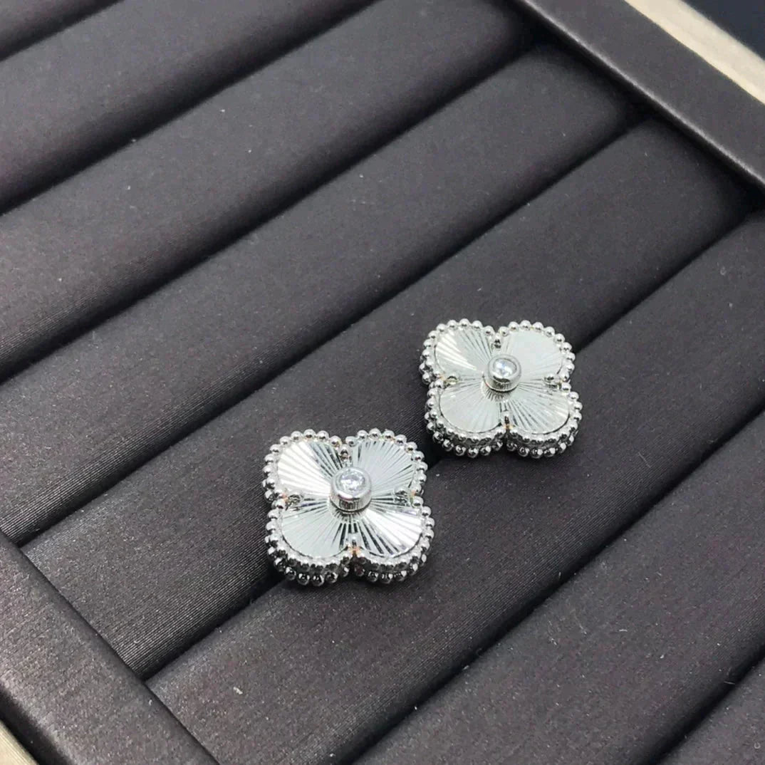 [Lunabriance]CLOVER MINI 9.5MM LASER EARRINGS