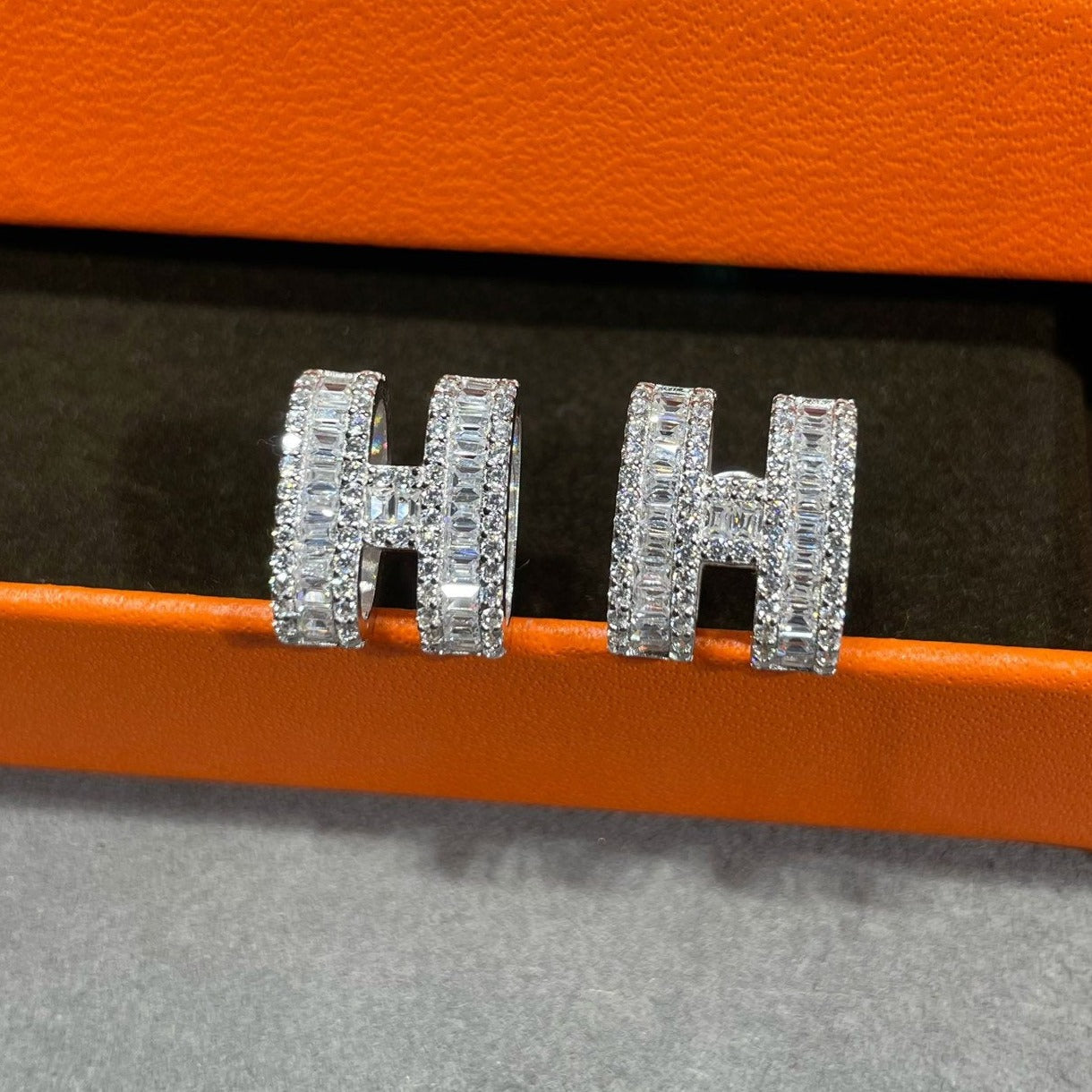 [Lunabriance]H STUD EARRINGS WITH SILVER DIAMONDS